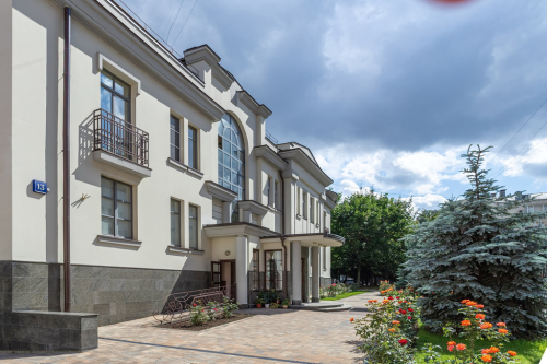 Малая Полянка, 13 39525